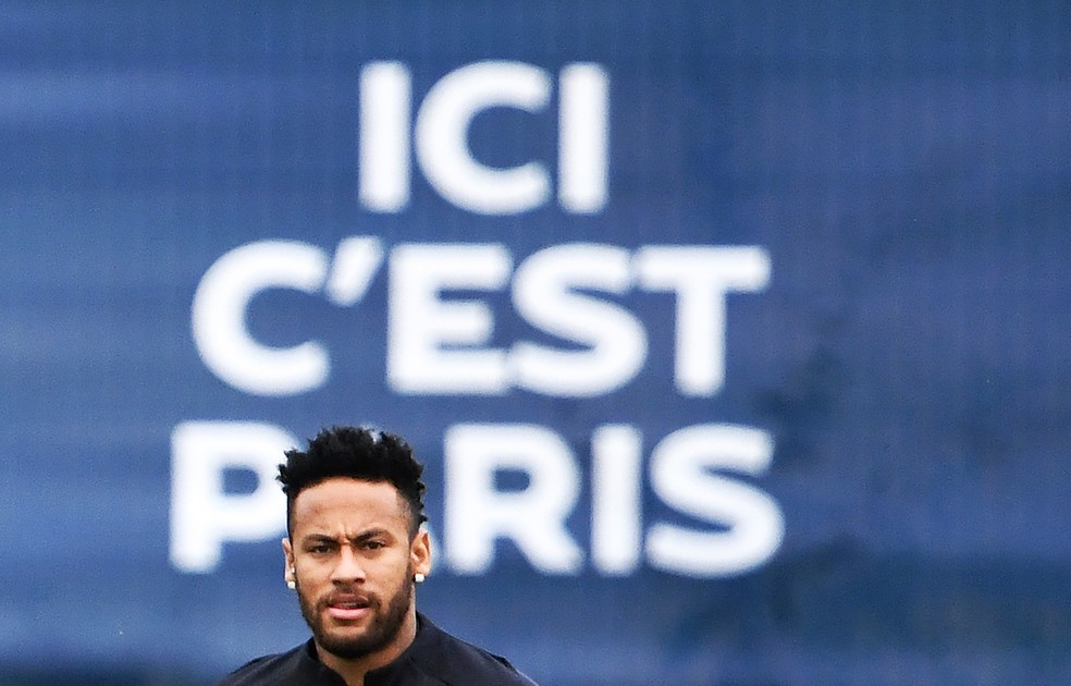 Neymar durante treinamento do Paris Saint-Germain — Foto: AFP