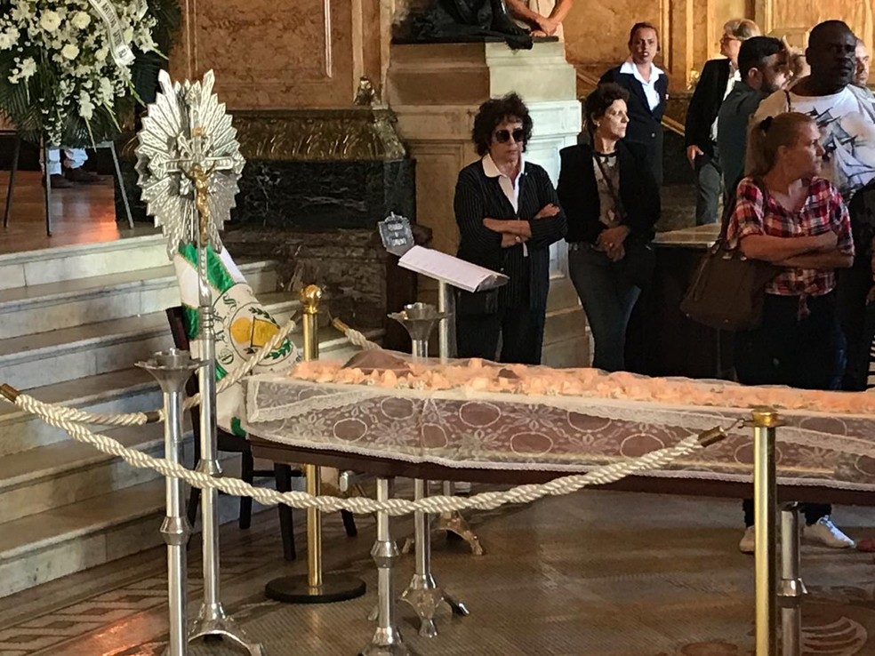 Uma bandeira da Acadêmicos de Santa Cruz foi colocada ao lado do caixão de Ruth. A escola homenageou a atriz este ano — Foto: Fernanda Rouvenat/G1