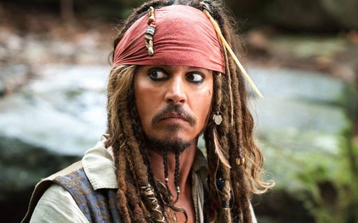 Johnny Depp negocia contrato milionário para voltar para 'Piratas do Caribe', diz site