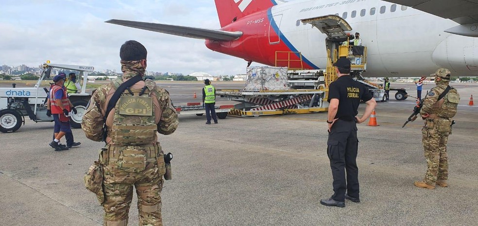 Vacinas chegaram ao Aeroporto Salgado Filho, em Porto Alegre, por volta das 8h20 — Foto: Divulgação/PF