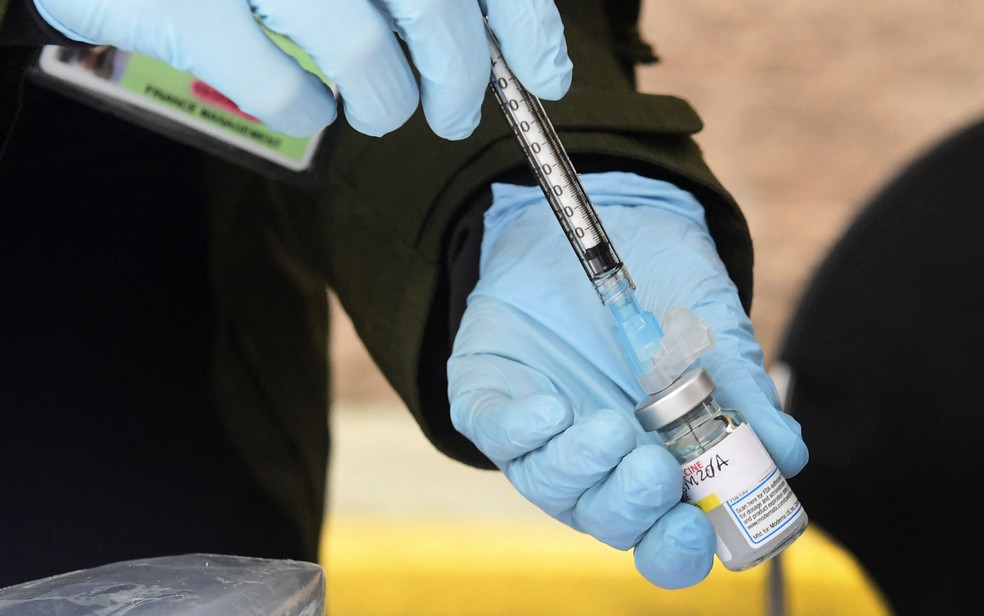 Enfermeira retira dose de frasco da vacina da Moderna contra a Covid-19 durante vacinação em Los Angeles, nos Estados Unidos, no dia 10 de fevereiro. — Foto: Frederic J. Brown/AFP