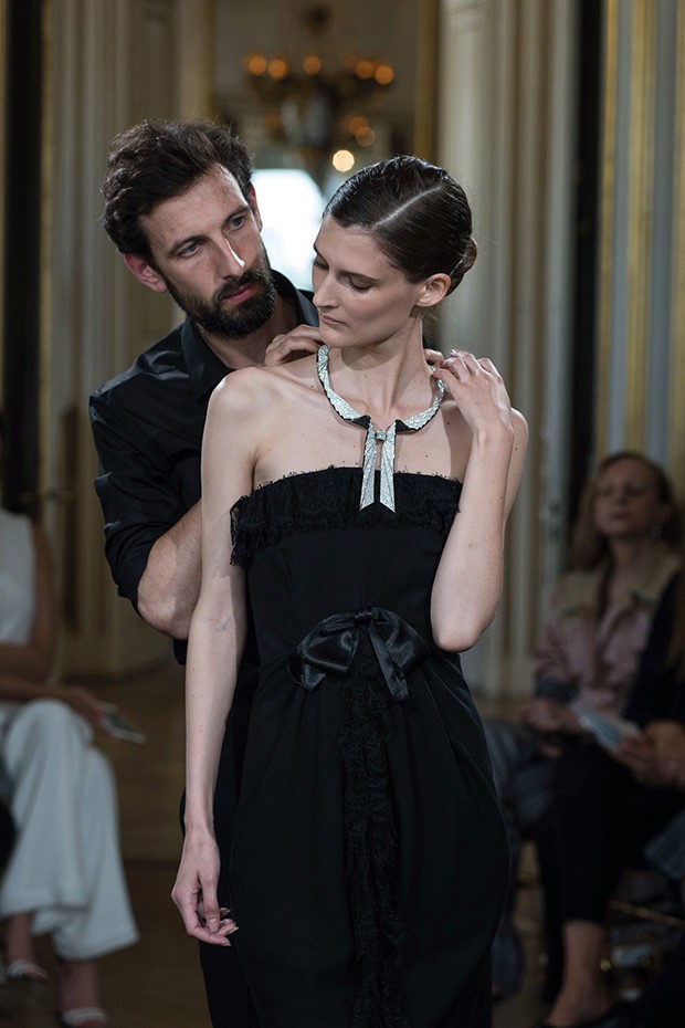 A model receives Boucheron's Plissée Diamants necklace, which replicates a scarf in white diamonds and jet black spinels (Foto: Julien Mignot)