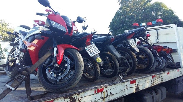 Pelo menos 8 motocicletas foram apreendidas na operação (Foto: Derek Gustavo/G1)
