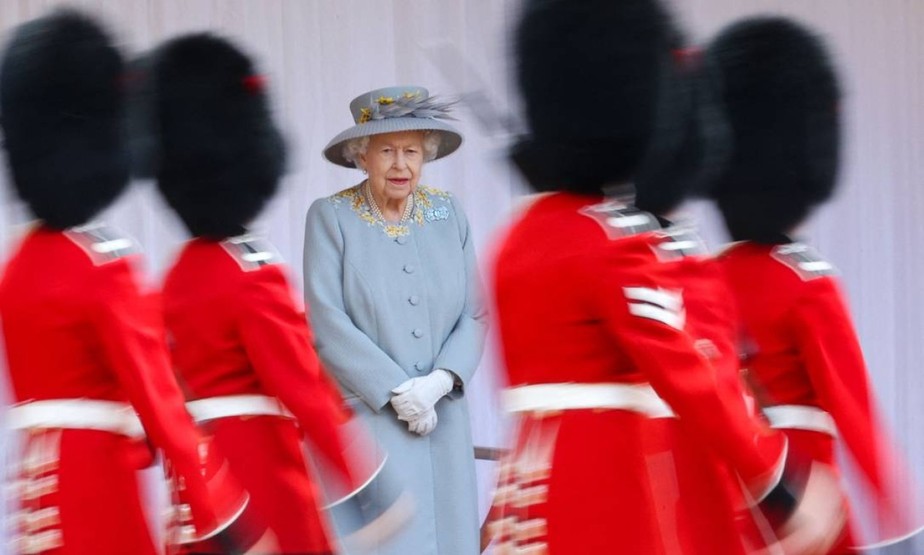 Elizabeth II assiste a uma cerimônia militar para marcar seu aniversário oficial no Castelo de Windsor, em 12 de junho de 2021