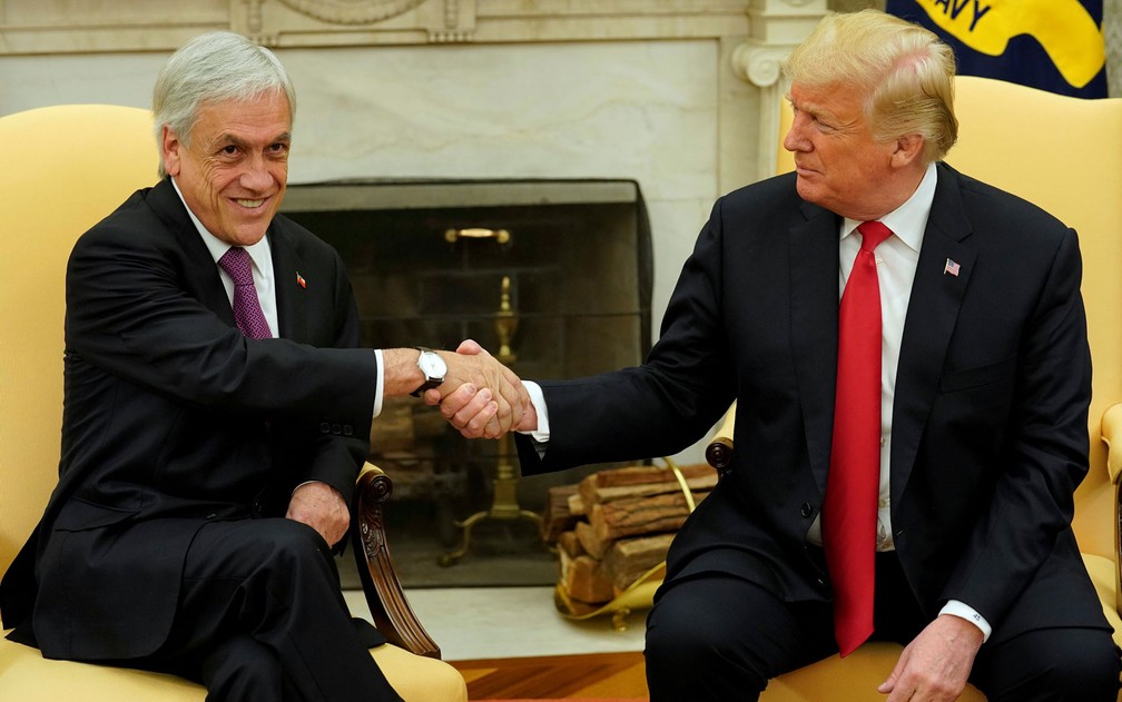 Os presidentes do Chile, Sebastián Piñera, e dos EUA, Donald Trump, se cumprimentam durante encontro no Salão Oval da Casa Branca, em Washington, na sexta-feira (28) — Foto: Reuters/Joshua Roberts