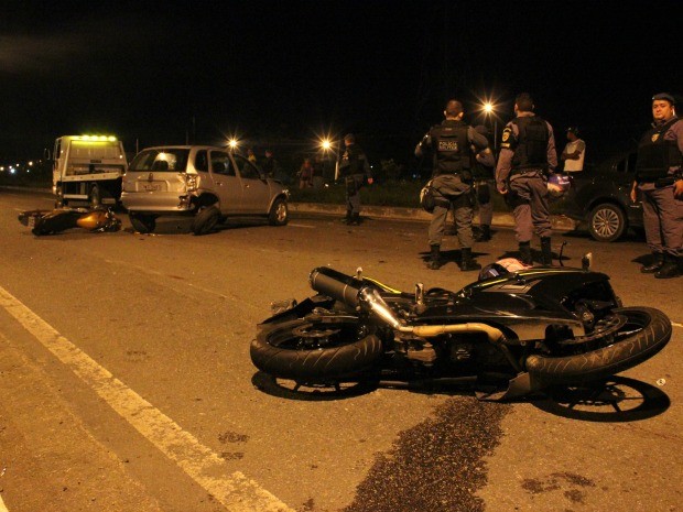 G1 - Motociclista e garupa morrem em acidente entre carro e moto