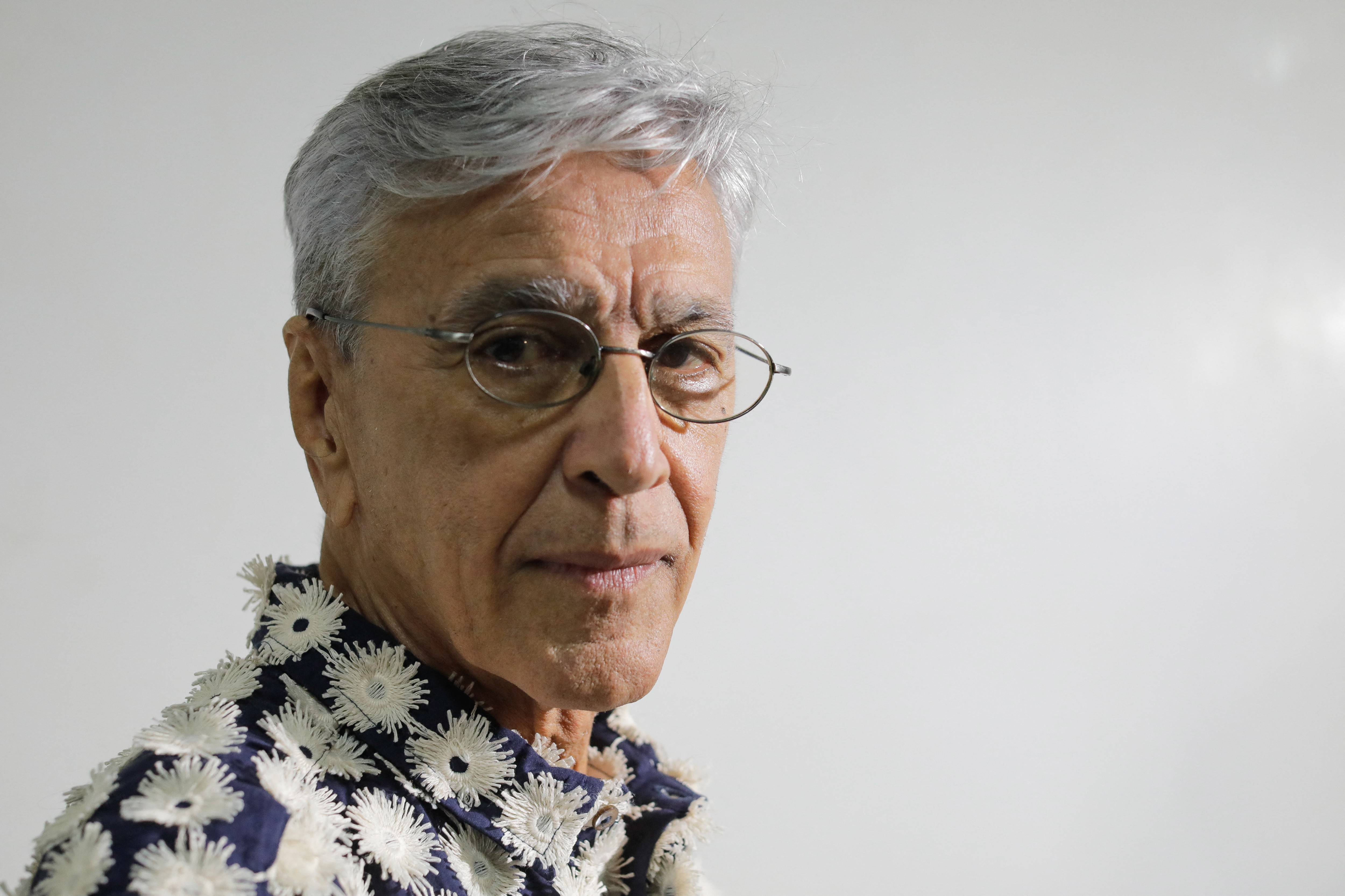 Aos 80 anos, Caetano Veloso ainda é um leão com olhos abertos para capturar o Brasil