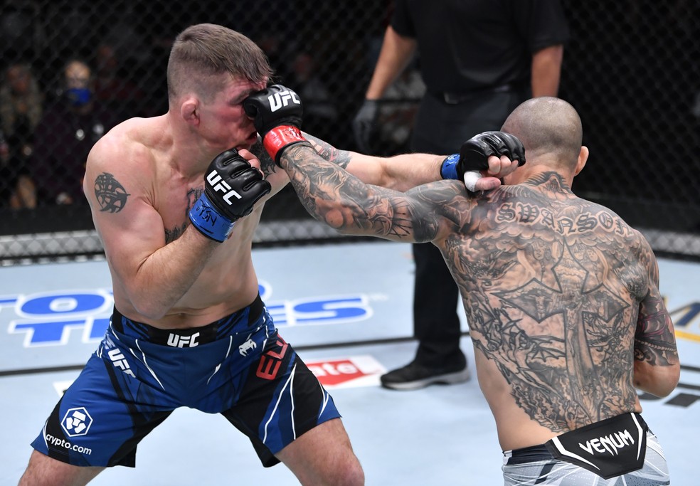 Cub Swanson aplicou duros golpes em Darren Elkins no UFC Lewis x Daukaus — Foto: Getty Images