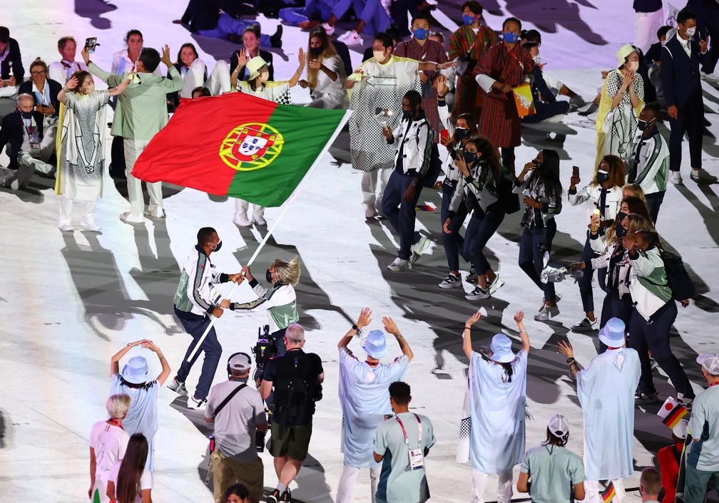  Telma Monteiro e Nelson Evora levam a bandeira de Portugal durante a cerimônia de abertura dos Jogos Olímpicos de Tóquio, no Japão  — Foto: Marko Djurica/Reuters