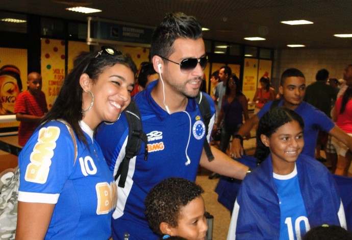 fabio torcida do Cruzeiro no aeroporto de Salvador (Foto: Marco Astoni)