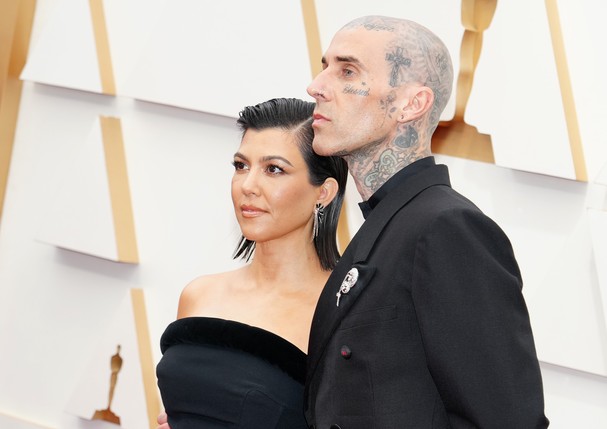 HOLLYWOOD, CALIFORNIA - MARCH 27: (L-R) Kourtney Kardashian and Travis Barker attend the 94th Annual Academy Awards at Hollywood and Highland on March 27, 2022 in Hollywood, California. (Photo by Jeff Kravitz/FilmMagic) (Foto: FilmMagic)