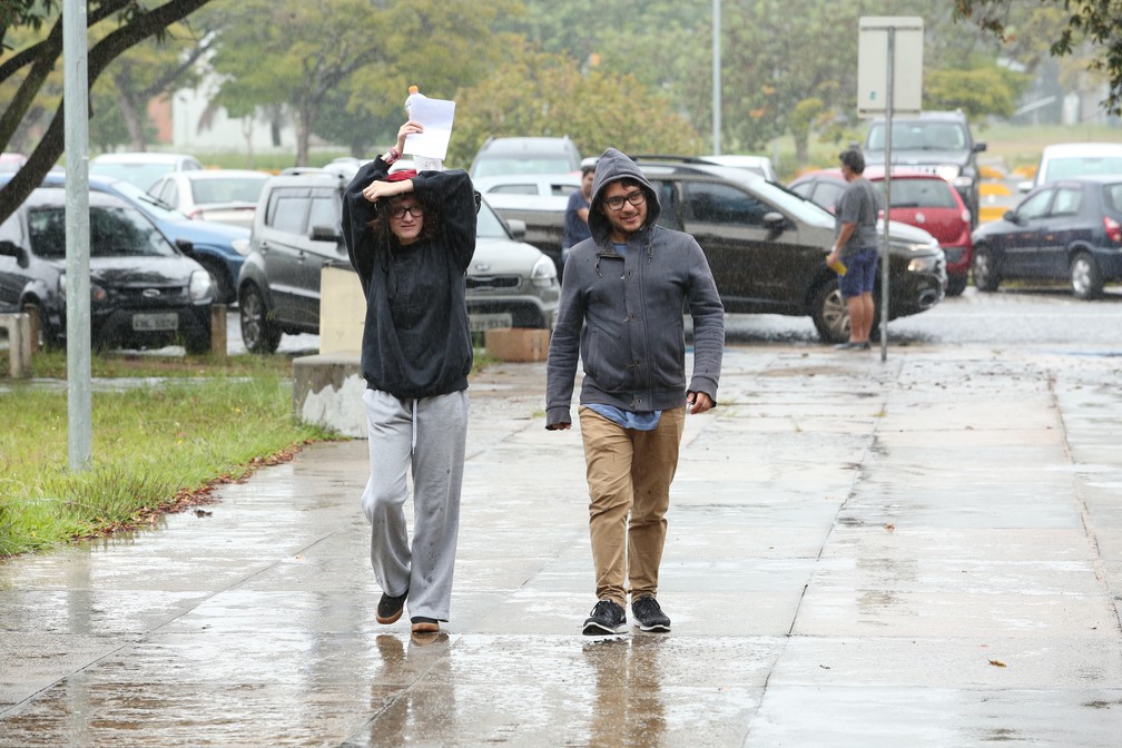 Alunos chegam debaixo de chuva para as provas da segunda fase da Fuvest 2018 (Foto: Celso Tavares/ G1)