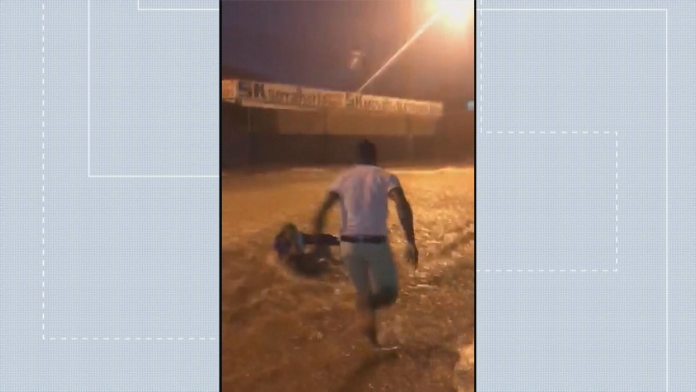Mulher é arrastada por enxurrada após chuva no DF; veja vídeo — Foto: Reprodução