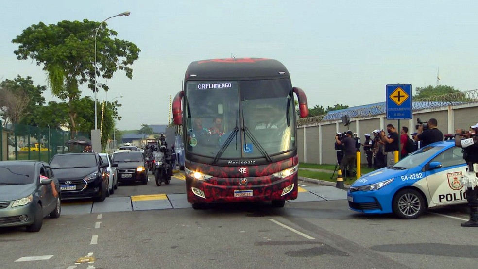 Ônibus com a delegação do Flamengo deixa o Terminal de Cargas do Galeão — Foto: Reprodução/TV Globo