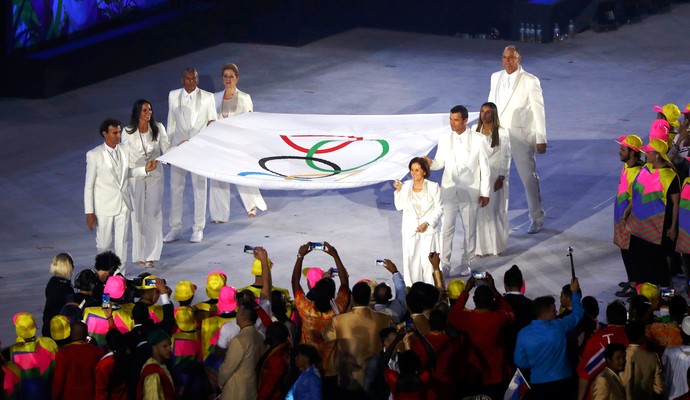 Bandeira olímpica Maracanã Abertura Olimpíadas Rio 2016 (Foto: Agência Reuters)