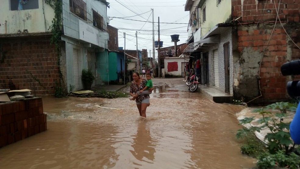 Muribeca, Jaboatão dos Guararapes, no Grande Recife, foi um dos bairros afetados pela chuva (Foto: Bruno Lafaiete/TV Globo)