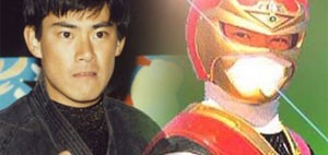 O ninja Jiraiya sem a armadura (à esquerda) e com a roupa vermelha (à direita) (Foto: Divulgação/Anime Friends)