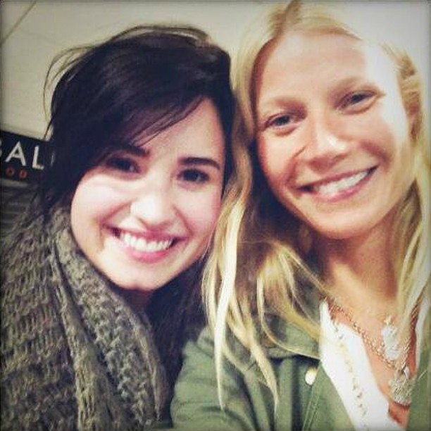 Bastou a atriz Gwyneth Paltrow (à dir.) verificar que a cantora Demi Lovato estava no mesmo voo que ela e — clic! — fizeram uma 