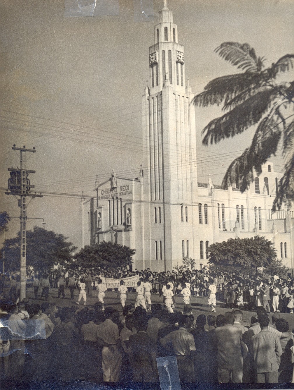 Desfile na Avenida Coronel José Soares Marcondes realizado na década de 1950 em comemoração ao aniversário de Presidente Prudente — Foto: Museu e Arquivo Histórico