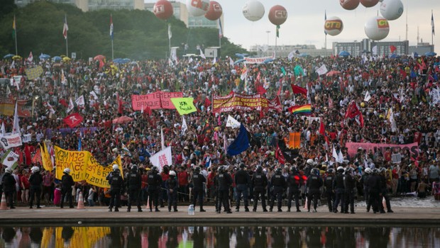 Manifestação na Esplanada do Planalto contra o governo de Michel Temer (Foto: Fabio Rodrigues Pozzebom/ Agência Brasil)