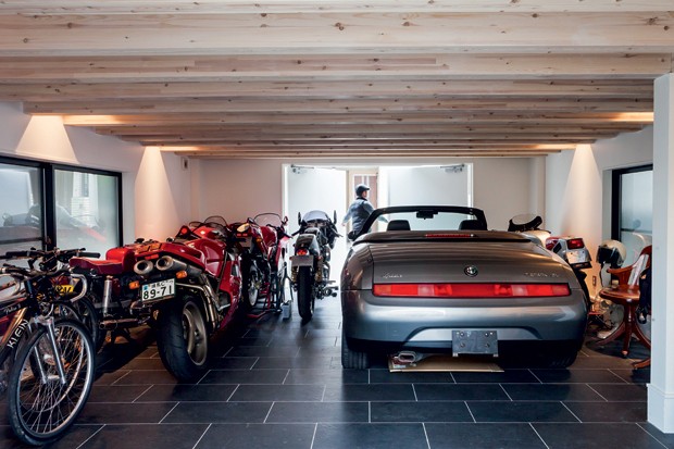 A garagem, no térreo, abriga seis motos, um carro e duas bicicletas (Foto: Lufe Gomes/Life by Lufe)