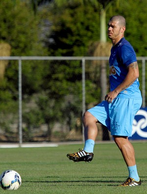 Cansaço? Não, frieira. Nilton garante superação para voltar a ser titular