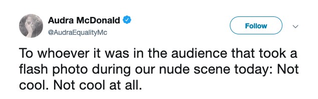 A reclamação feita pela atriz Audra McDonald após ser fotografada em cena de nudez na peça Frankie and Johnny in the Clair de Lune (Foto: Twitter)