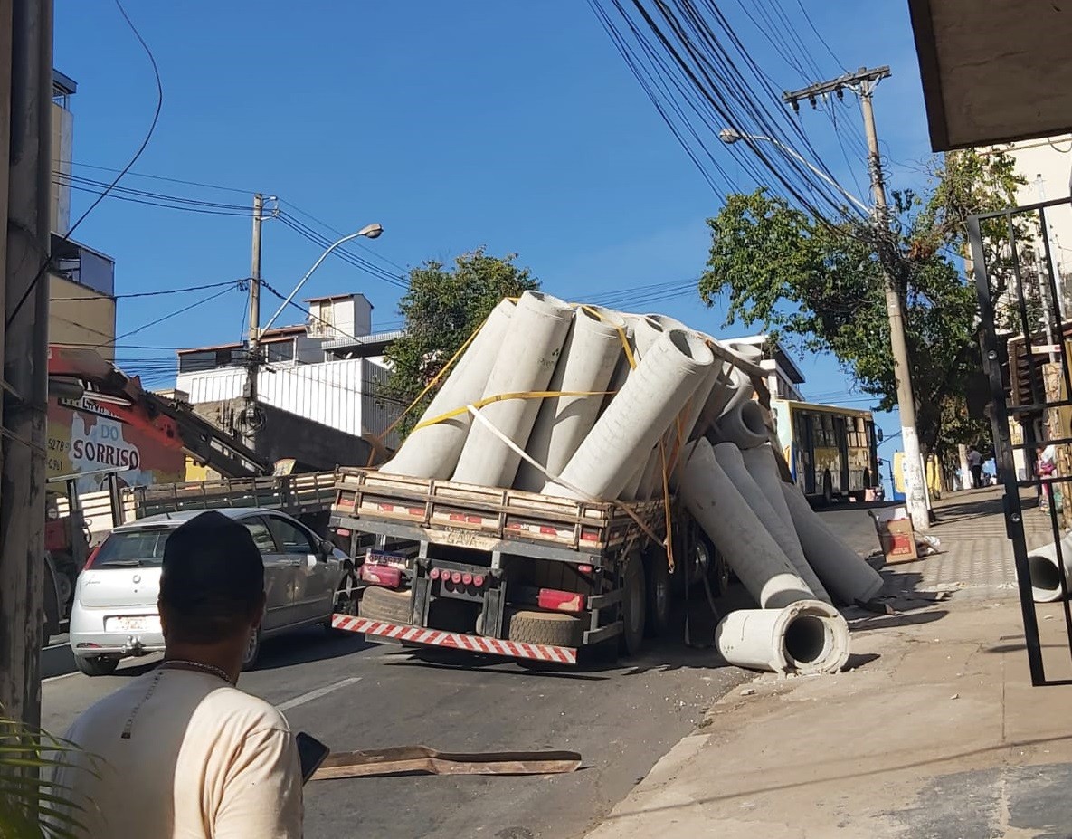 Manilhas tombam de caminhão que trafegava pelo Bairro Porto Velho em Divinópolis; região não permite tráfego de veículos com carga