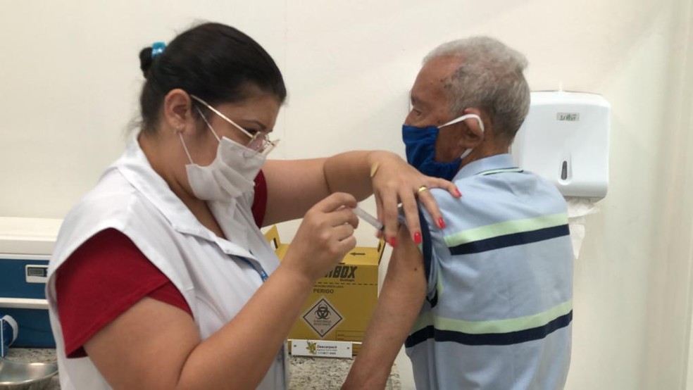 Idoso recebendo a 1ª dose da vacina contra a Covid-19 — Foto: Ana Marin/G1