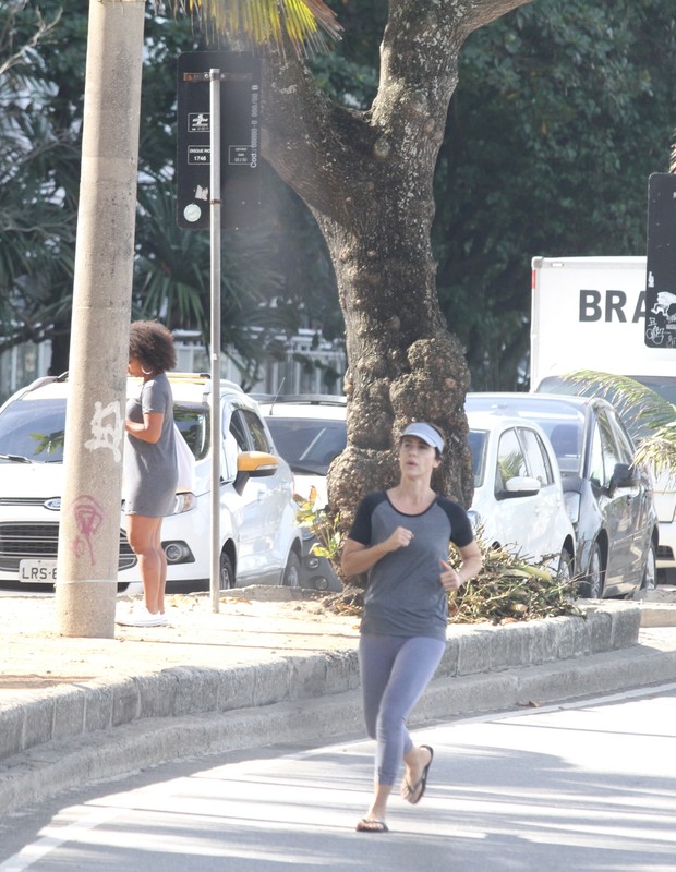 Guilhermina Guinle se exercita em Ipanema (Foto: Daniel Delmiro/AgNews)