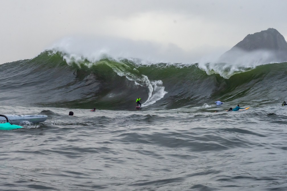 Surfista Lucas Medeiros entra na onda de town in na Laje da Besta — Foto: Eduardo Barão/Arquivo pessoal