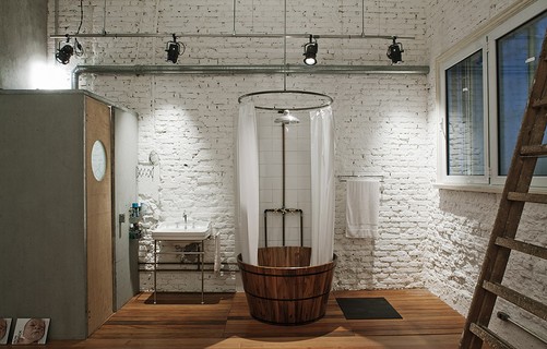 Integrado à suíte, o banheiro do arquiteto Juan Pablo Rosenberg tem cano à mostra. Imenso, conta com vaso sanitário isolado em um boxe com ventilação por exaustor e ofurô com chuveiro