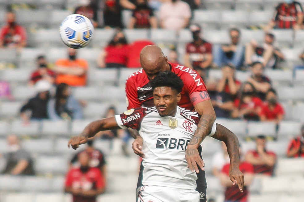 Flamengo, que começou a colocar a tabela em dia contra o Athletico-PR, é quem mais tem jogos atrasados — Foto: Gabriel Machado/AGIF