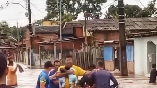 Depois de perder tudo, pai salva os dois filhos no colo em meio a correnteza em Rio Branco (AC); veja o vídeo