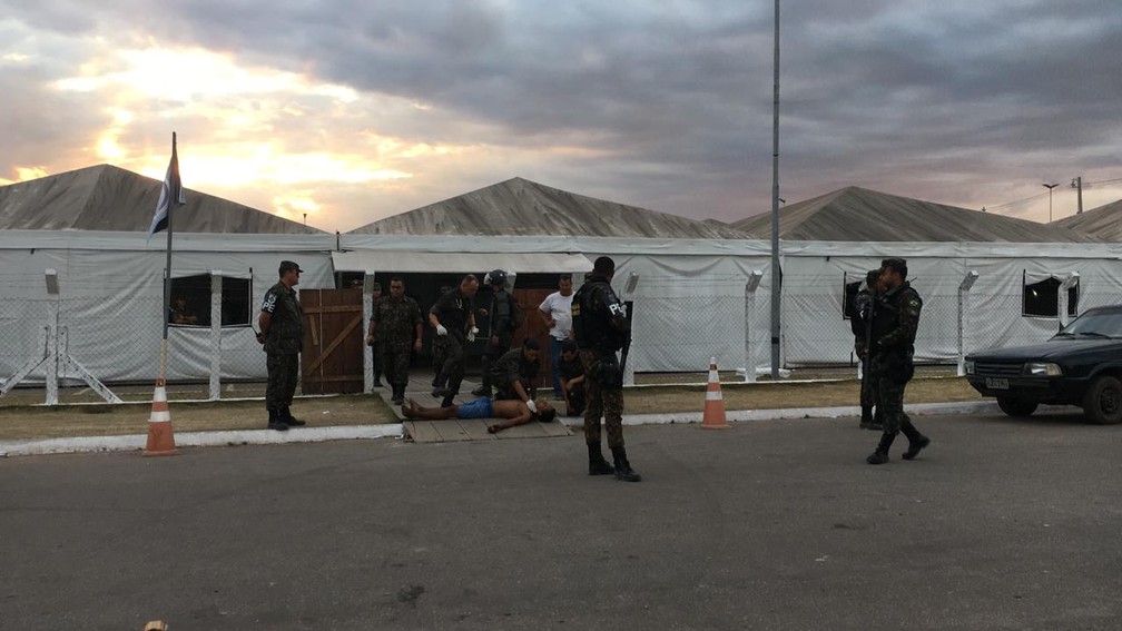 Um civil venezuelano passou mal com gás e é atendido pelo Exército em Pacaraima — Foto: Emily Costa/G1 RR