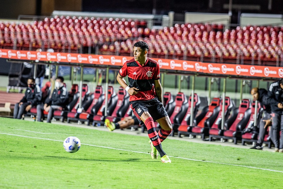 Mateusão em ação pelo Flamengo  — Foto: Nathã Soares