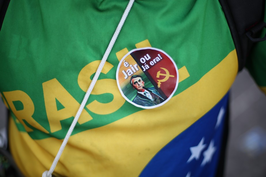 No Rio de Janeiro, manifestante usa adereço com menção a risco de socialismo caso Bolsonaro fosse derrotado em 2022