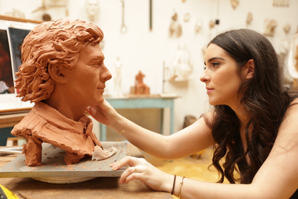 Paula Senna com o busto do tio Ayrton — Foto: Divulgação/IAS