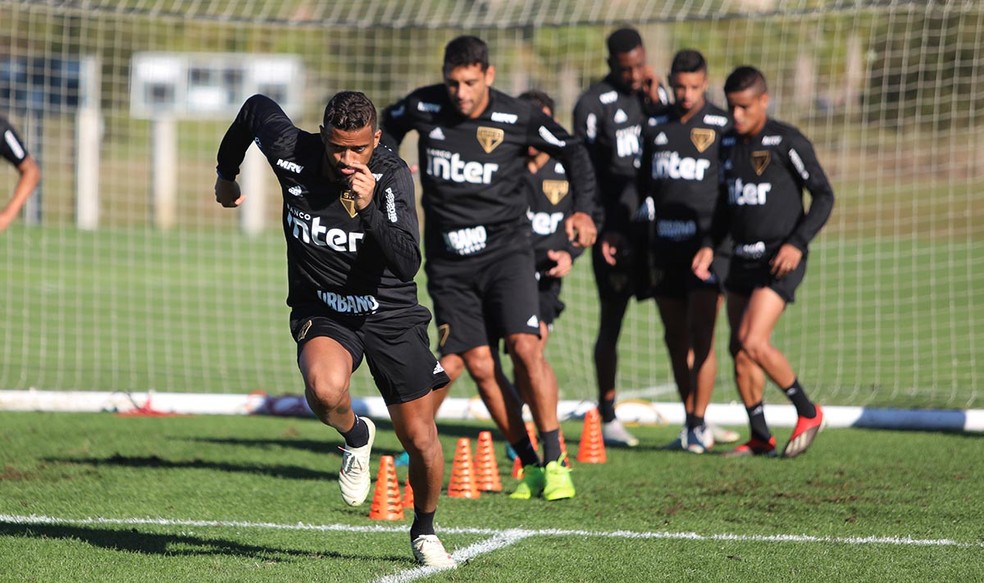 Reinaldo puxa a fila em treino do São Paulo — Foto: Rubens Chiri / saopaulofc.net