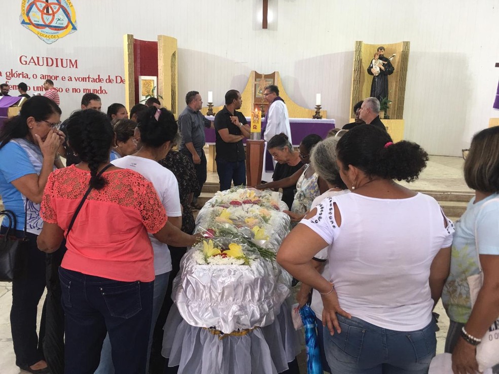 Corpo de padre Pinto foi velado em paróquia no bairro de São caetano, em Salvador — Foto: João Souza/ G1