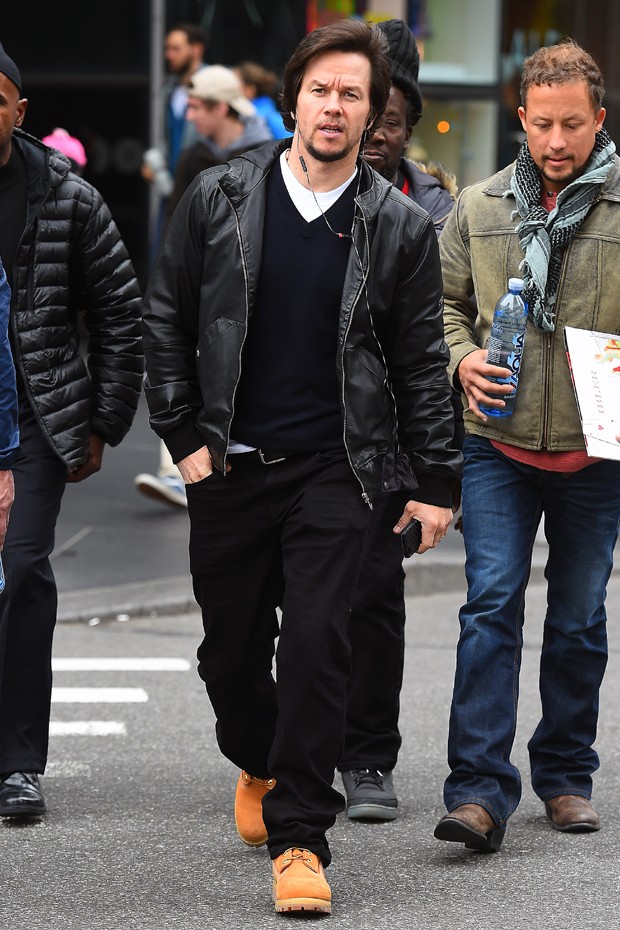 O modelo apareceu junto de um look inteiro em preto de Mark Wahlberg (Foto: Divulgação)
