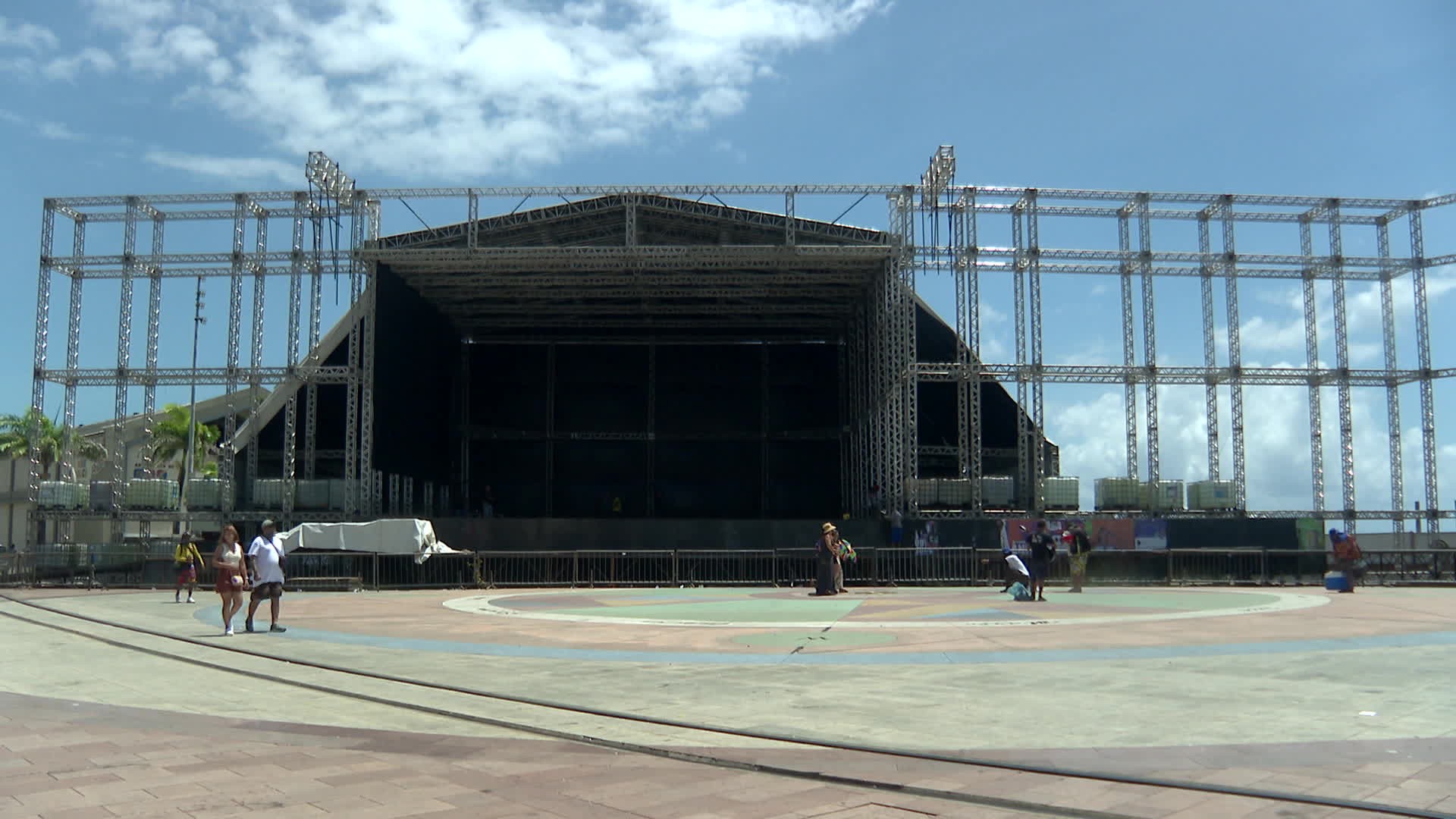 Palco do Marco Zero começa a ser montado para o carnaval do Recife; veja vídeo