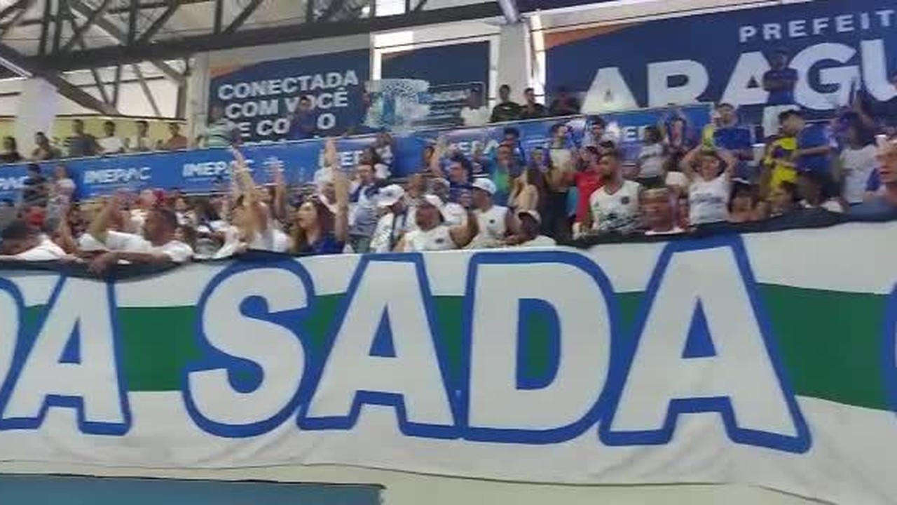 Torcida do Cruzeiro no ginásio em Araguari