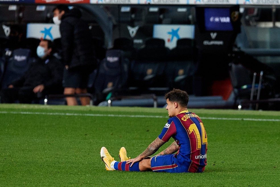Philippe Coutinho fica no chão após sentir problema no joelho esquerdo — Foto: Getty Images