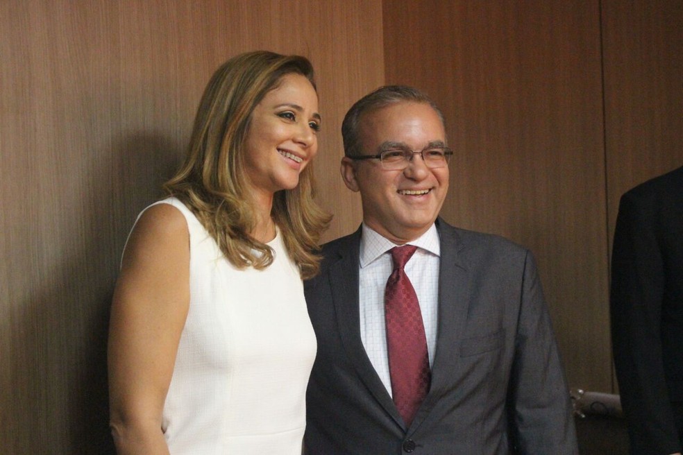 Firmino Filho e a primeira-dama Lucy Silveira durante cerimônia de posse — Foto: Samantha Araújo/G1