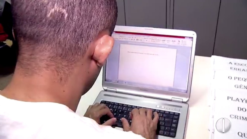 Notebook que Newton usou para escrever suas obras foi presente de um juiz — Foto: Reprodução/ Inter TV Cabugi