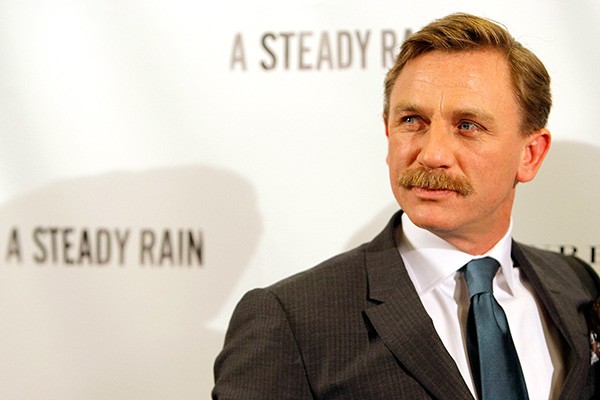 Seria o bigode um disfarce para James Bond? De qualquer forma, o ator Daniel Craig fica, no mínimo, bem diferente com ele.  (Foto: Getty Images)
