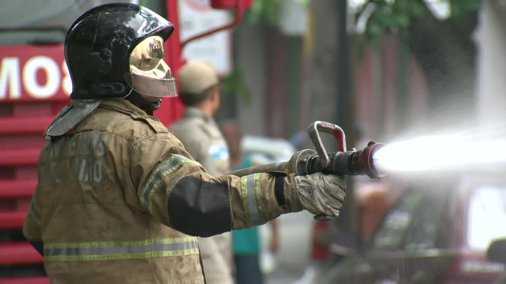 Equipes dos bombeiros foram acionadas por volta das 5h da manhã desta sexta-feira (6) — Foto: Reprodução / TV Globo