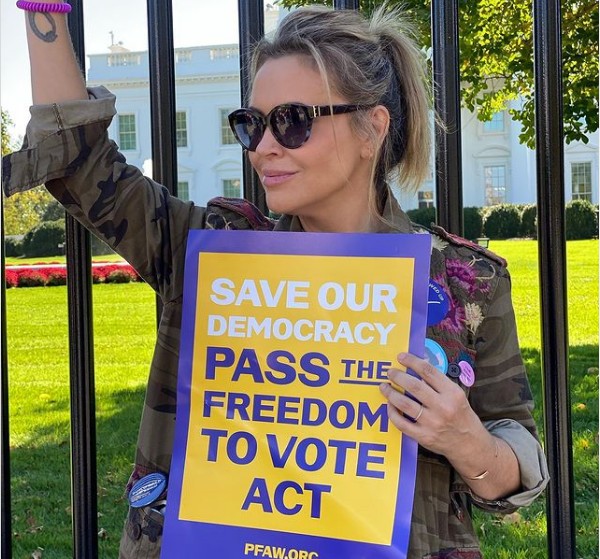 A atriz Alyssa Milano em protesto em frente à Casa Branca (Foto: Instagram)