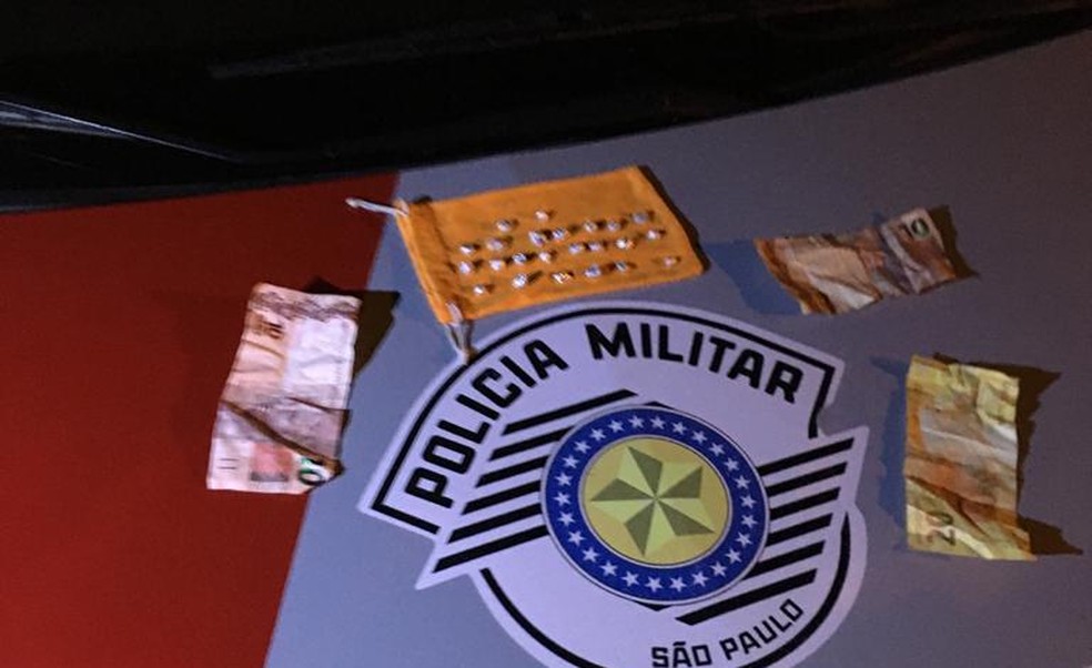 Um saquinho com pedras de crack estava escondido dentro da máscara de proteção do indivíduo — Foto: Polícia Militar 